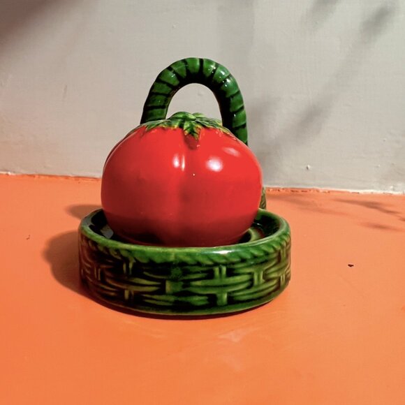 Vintage 40's Japanese Tomato Basket Salt and Pepper Shakers - Picture 4 of 8